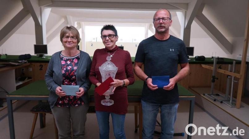 Die Gewinner des Kirchweihpokals 2019: Edeltraud Kaßeckert (Mitte) sicherte sich vor Heike Wildenauer (links) und Rudi Wildenauer (rechts) die Trophäe. Bild: bsc