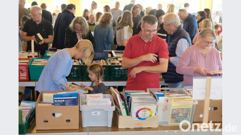 Das Interesse am sechsten Bücher-Flohmarkt der Mutter-Kinder-Gruppe Speinshart ist riesig. Im Gemeindezentrum werden die Besucher vor die schwierige Aufgabe gestellt, unter circa 5000 Medien das Richtige zu finden. Bild: do
