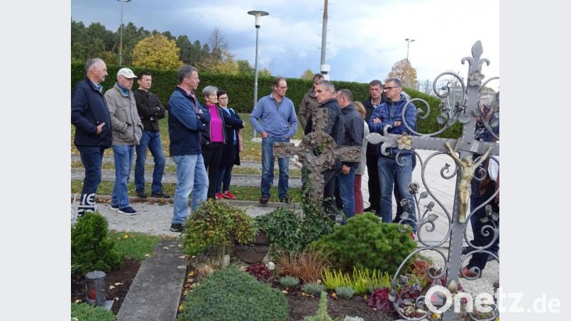 Auch das gehört zu den Aufgaben kommunaler Politik: Der Fensterbacher Gemeinderat hat die Friedhöfe in Högling, Wolfring und Dürnsricht (Bild) besichtigt. Dabei wurden gemeinsam mit Pfarrgemeinde- und Verwaltungsräten der Kirche Bedarfsanliegen besprochen. Bild: hou