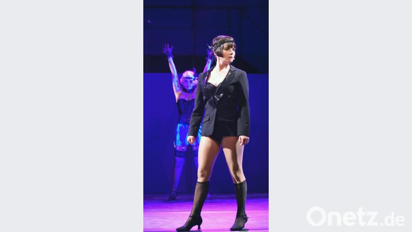 Sally Bowles (Doris Hofmann) wird nachdenklich, wie sich &quot;ihr&quot; buntes Berlin verändert. Bild: Tobias Schwarzmeier