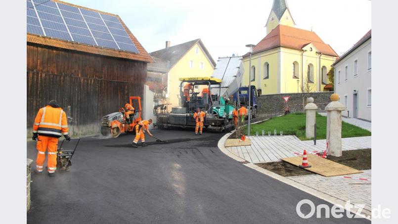 Mit der Asphaltierung des Mühlweges sind die Bauarbeiten um das neue Pfarrheim weitestgehend abgeschlossen. Bild: Josef Böhm