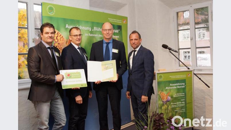 Von links nach rechts: Thomas Wedlich, Gottfried Haas, SCHOTT-Standortleiter Stefan Rosner und Umweltminister Thorsten Glauber bei der Urkundenübergabe. Bild: STMUV, Bayerisches Staatsministerium für Umwelt und Verbraucherschutz