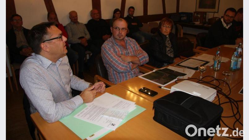 Erik Bergner (links) stellte sich den Fragen der Markträte (im Bild von rechts: Matthias Grundler, Rita Wildenrother und Gerhard Enslein) in Sachen Flurneuordnung, Wegeneubau und Sanierung der Straße und Brücke an der Hammermühle. Bild: wro