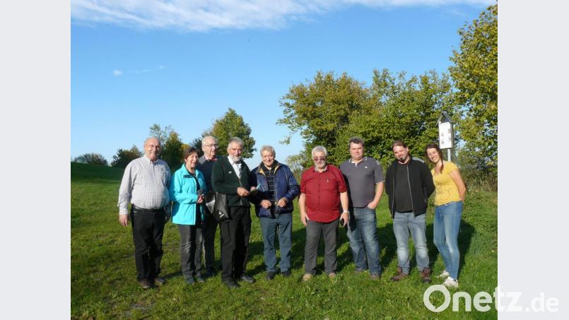 Hans Kaiser, Thea Pühl, Andreas Schultes, Hans Rösch, Martin Müller, Jan Turĉ, Daniel und Jarvolena Mareškas (von links) schauten sich auch auf dem Armesberg um. Bild: hrö