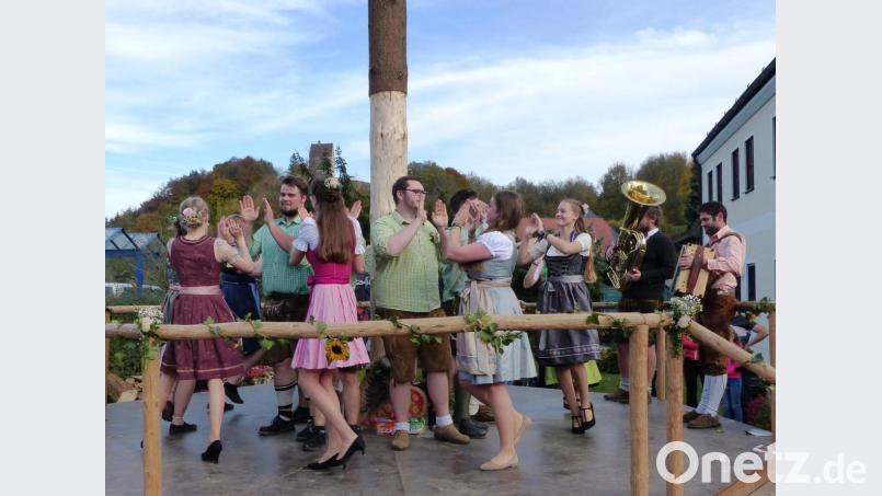 Höchste Konzentration erforderten die Landler, Boarischen und Zwiefachen. Auch soll es einen neuen Tanz gegeben haben: Phillips Körbchen-Tanz, bei dem sich die Burschen ganz tief von ihren Moidln verneigen mussten. Bild: jp