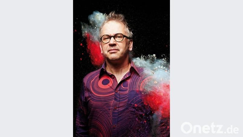 Hauptsache es knallt im Programm des Kabarettisten Robert Griess. Davon kann sich das Futura-Publikum bei seinem Gastspiel am 25.10. im Alten Schwimmbad überzeugen. Bild: Jochen Manz