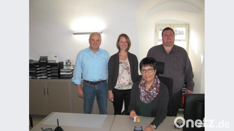 Bürgermeister Günter Kopp, Simone Kandziora, Christine Bayer und Georg Redl (von links) haben das EC-Kartenterminal getestet. Bild: exb/Gemeinde Kulmain