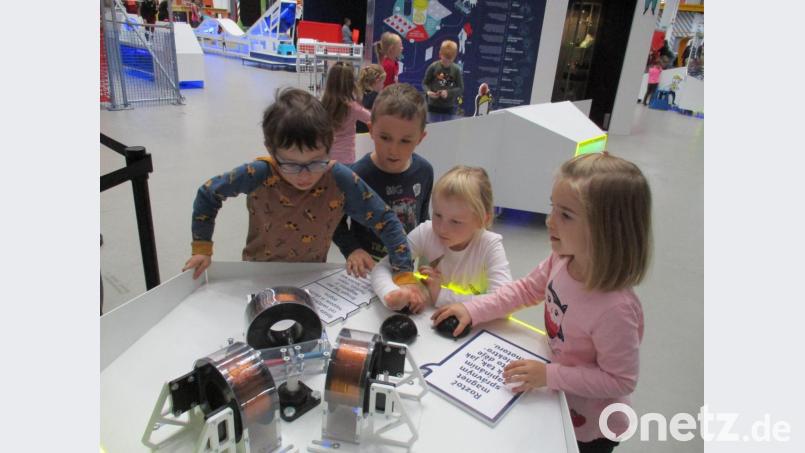 Mädchen und Buben erkunden das Techmania Bild: fvo