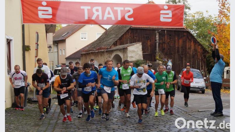 Peter Wunder gibt das Startzeichen für die ambitionierten Läufer der 10-Kilometer-Strecke, und Jochen Ullmann nimmt die Zeit. Bild: weu
