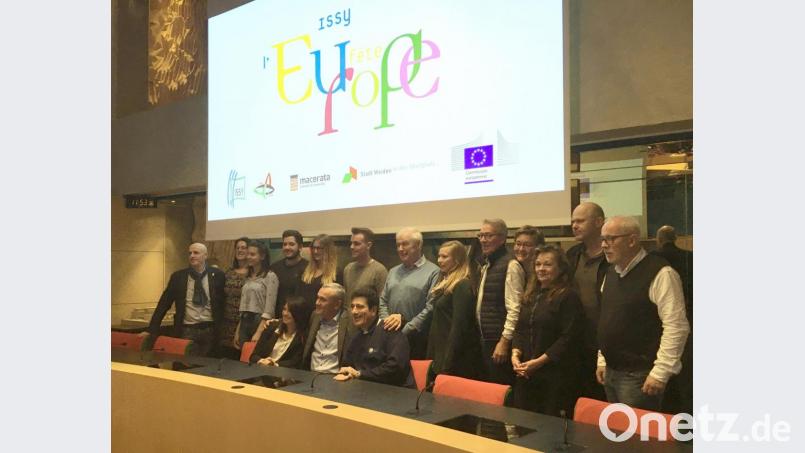 Die Weidener Delegation gibt Rückendeckung für OB Kurt Seggewiß (vorne, Mitte), der für die Weiterentwicklung der Städtepartnerschaften seine Kollegen aus Macerata und Issy herzt. Das Programm zum Treffen in Frankreich hatten von deutscher Seite Sebastian Schott (Zweiter von rechts) und Cathrin Kube (Sechste von rechts) vom Kulturamt vorbereitet. Bild: phs