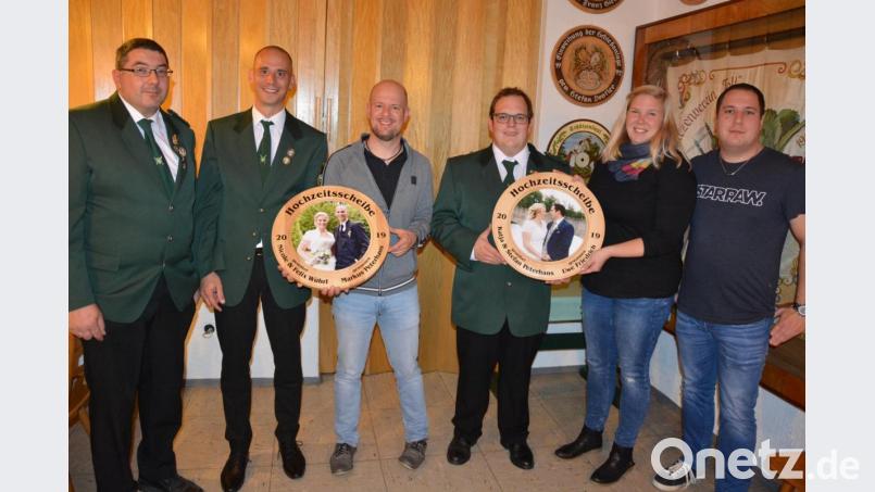 Gleich zwei Hochzeitsscheiben wurden bei den Tell-Schützen ausgeschossen. Im Bild (von links) Schützenmeister Bernhard Ernstberger, Felix Wührl mit Gewinner Markus Peterhans sowie Gewinner Uwe Friedrich mit dem Ehepaar Katja und Stefan Peterhans. Bild: jr