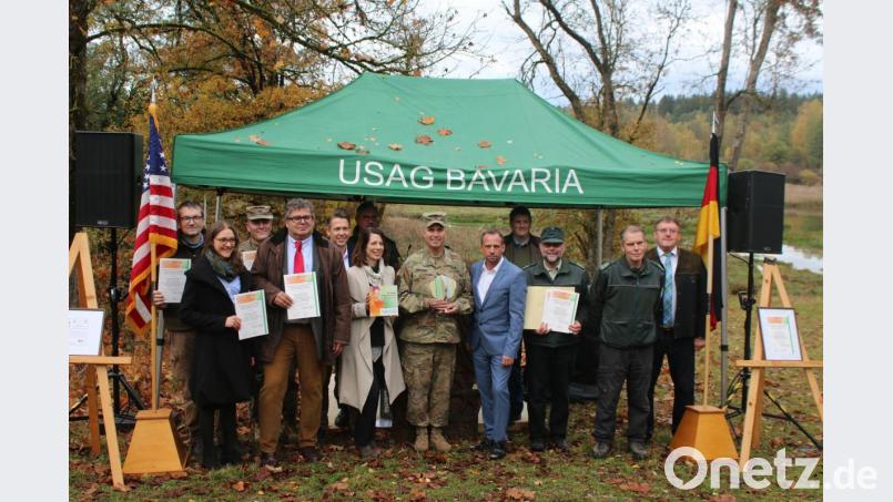Ehrengäste und Geehrte freuten sich über den erfolgreichen Naturschutz und die Artenvielfalt im Truppenübungsplatz. Bild: sne