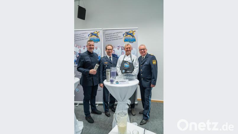 Sternekoch Alexander Herrmann, Leitender Polizeidirektor Ludwig Härtl, der Koch der Außenstelle Nabburg, Franz Schafberger, und Polizeipräsident Wolfgang Sommer (von links) freuen sich über die gelungene Kooperation. 

Fotos: BPP, Präsidialbüro Bild: exb/Präsidialbüro