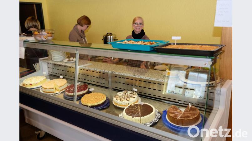 Nach dem Schmökern locken Kaffee und Kuchen. Die Tortentheke ist mit Spenden der Mütter gut bestückt. Bild: do
