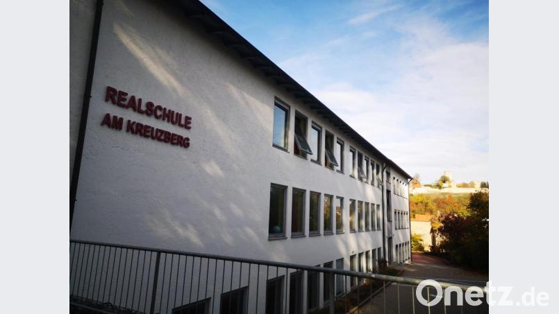 Die Realschule am Kreuzberg in Burglengenfeld ist in die Jahre gekommen und wird seit Mitte 2018 für viel Geld saniert. Bild: Thomas Dobler