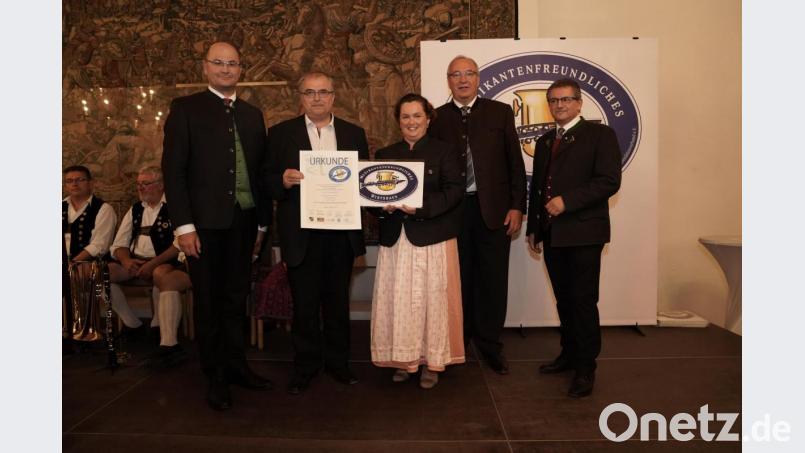 Bruno Busch (Zweiter von links) freute sich über die Auszeichnung seines Landgasthauses. Das Signet übergaben (von links) Staatsminister Albert Füracker, Schirmherrin Helene Herzogin in Bayern, Bezirkstagspräsident Franz Löffler sowie Andreas Brunner, Zweiter Vizepräsident des Deutschen Hotel- und Gaststättenverbandes in Bayern. Bild: Staatsministerium