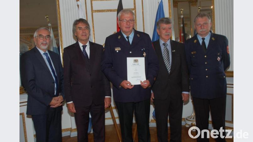 Josef Lingl (Mitte) nahm das Steckkreuz aus den Händen von Regierungspräsident Axel Bartelt (Zweiter von links) entgegen. Vertreter von Feuerwehr und Politik gratulierten. Bild: gib