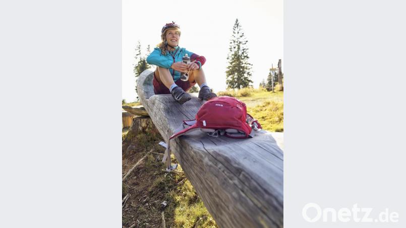 Diese junge Mountainbikerin macht es sich auf einem Rastplatz bequem.: Mit 700 Kilometern ist die &quot;Trans-Bayerwald&quot; Deutschlands längste MTB-Runde. Bild: Marco Felgenhauer / Woidlife Photography
