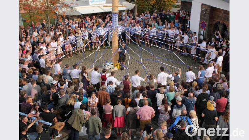 Viele Zuschauer umringen den Baum, als die 28 Kirwapaare bei herrlichem Wetter austanzen. Bild: fdl