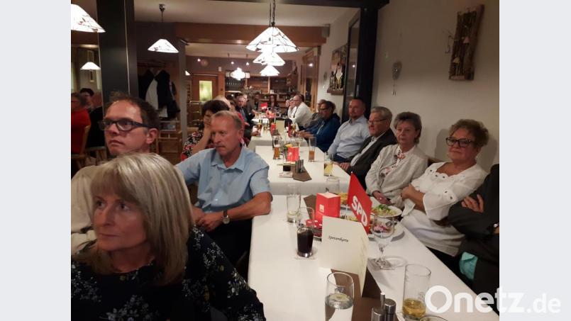 Zahlreiche Gäste nehmen an der Jubiläumsfeier des SPD-Ortsvereins teil. Bild: myd