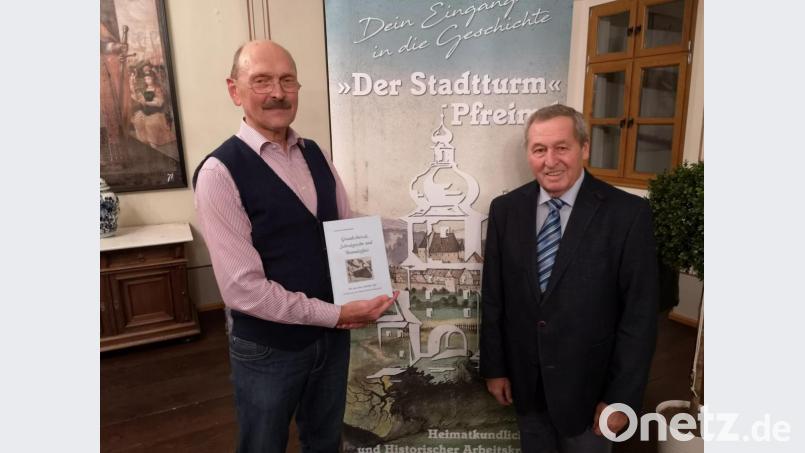 Ferdinand Schönberger (links) präsentierte beim Heimatkundlichen und Historischen Arbeitskreis &quot;Der Stadtturm&quot; sein Buch &quot;Graudschaissa, Schroagoschn und Boumazzlais&quot; einem interessierten Publikum. Der Vorsitzende Peter Egerer (rechts) freute sich, dass der Autor so gut ankam. Bild: hir