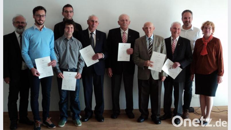 Maria Meyer und Wolfgang Lobinger (von rechts) zeichneten Mitglieder aus, darunter Hans Gietl und Ottmar Hochmuth (65 Jahre) sowie Georg Obermeier und Franz Dirrigl 
 (60 Jahre). Bild: ksi