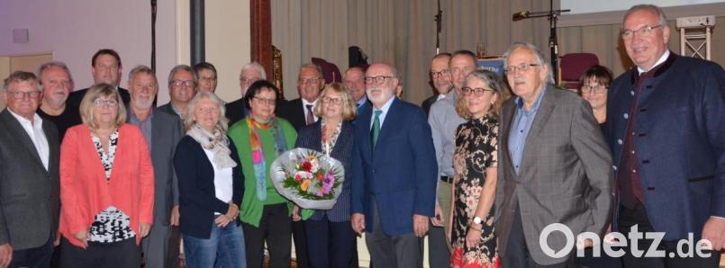 Bezirkstagspräsident Franz Löffler (rechts) und Bezirksheimatpfleger Tobias Appl (Dritter von links) zeichnen Verdienste und Leistungen des Heimatvereins mit dem Kulturpreis &quot;Museen&quot; des Bezirks Oberpfalz aus. Bild: Picasa/exb