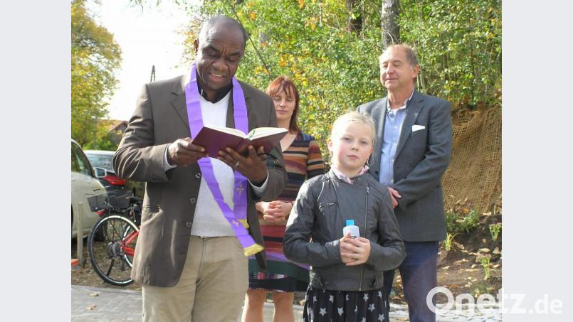 Pfarrer Dr. Paul Ezenwa erbat den kirchlichen Segen für das neue Gemeinschaftshaus von Wernersreuth. Bild: öt