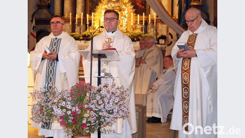 Klosterdirektor Ulrich Schrapp, Dekan Markus Brunner und Pater Slawomir Niemczewski (von rechts) bei der Amtseinführung in der Pfarrkirche St. Jakobus. Bild: sön