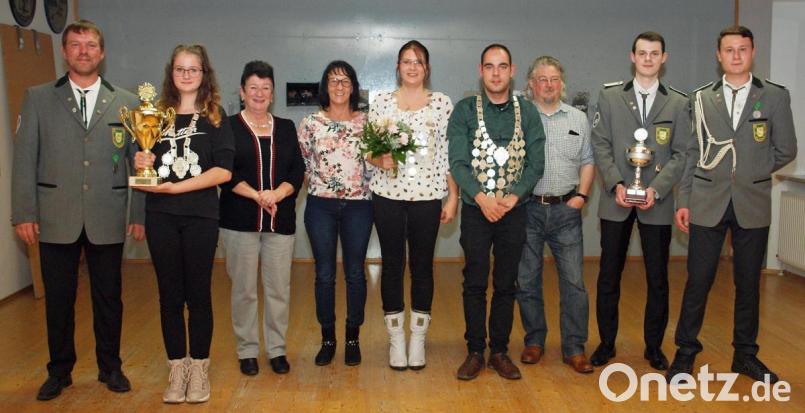 Stellvertretender Schützenmeister und auch Erster Ritter Marco Maier (rechts) gratulierte mit Schießleiter Georg Dotzler der Jugendliesl Eva Groher, den Zofen Rita Thomas und Brigitte Graf, Schützenliesl Stefanie Groher und Schützenkönig Mathias Graf sowie den Rittern Klaus Günther und dem Gewinner des Königspokals Tobias Eckert (von links). Bild: sön