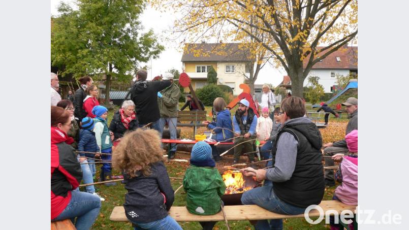 Kinder und Erwachsene haben beim Goaßabtrieb trotz leichten Nieselregens ihren Spaß. Bild: mh