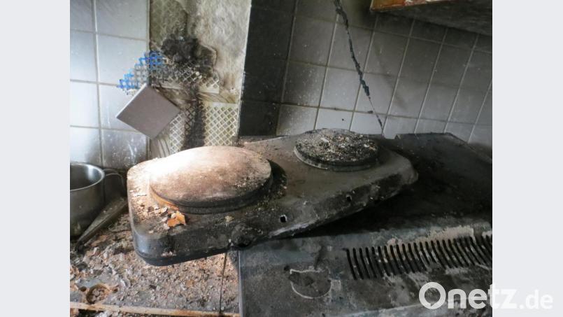 Das ist die Brandursache: Eine eingeschaltete Kochplatte samt Pfanne darauf verursachte das Feuer in der Wohnung im 2. Stock. Bild: exb