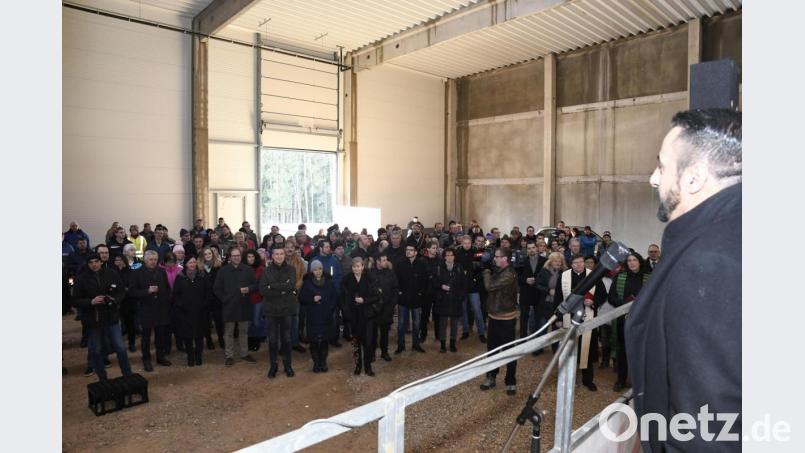 Investor Ilhan Altincik (rechts) bei seiner Ansprache zum Richtfest der neuen Cherry-Zentrale vor einem Teil der Belegschaft. Bild: Petra Hartl