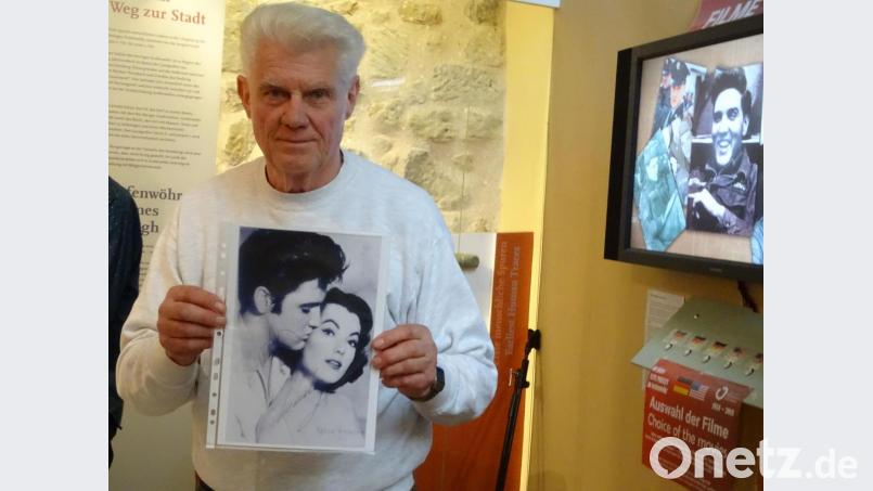 Ein Mann aus Hessen, der durch seine enge Bekanntschaft zu Elvis Presley ein bis heute weltweit gefragter Gesprächspartner des King of Rock ’n’ Roll ist: Claus-Kurt Ilge ((77) traf den Sänger regelmäßig, als Presley in der US-Armee diente. Dabei bekam er sagenhafte 304 Autogramme. Einige davon hatte er in Grafenwöhr dabei, als Ilge erstmals die Stadt besuchte. Bild: Wolfgang Houschka