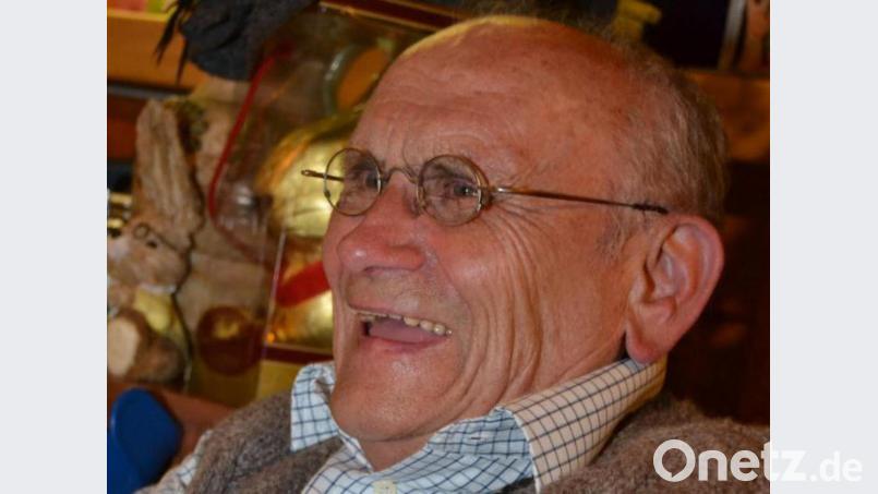 Franz Hüttner moderierte routiniert und witzig 48 der bisherigen Musikantenstammtische in der Strobelhütte. Am Samstag findet der 50. statt. Bild: hcz