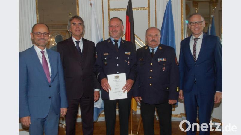 Wolfgang Fischer (Mitte) nahm das Steckkreuz aus den Händen von Regierungspräsident Axel Bartelt (Zweiter von links) entgegen. Vertreter von Feuerwehr und Politik gratulierten. Bild: gib