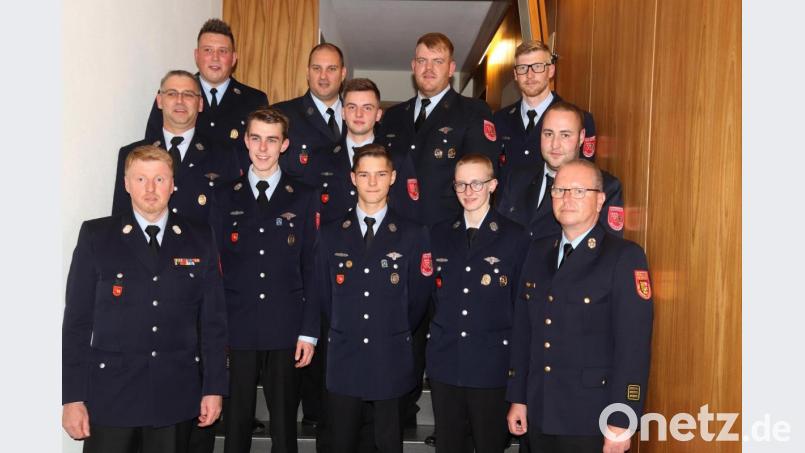 Neu ernannte Feuerwehrmännern und die zu Oberfeuerwehrmännern und Löschmeistern beförderten Aktiven. Bild: mfh