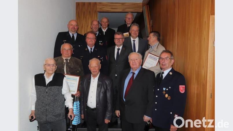 Geehrte und Gratulanten mit (vorne, von links) Gerhard Wolf (65 Jahre Mitglied bei der Feuerwehr Rosenberg), Josef Steindl (50), Paul Royer (50), Fritz Schmer (60); (mittlere Reihe, von links) Hans Paulus (60), Vorsitzender Hans König, Bürgermeister Michael Göth, Landrat Richard Reisinger, Günther Schiller (50); (hintere Reihe, von links) Zweiter Vorsitzender Georg Götz, Norbert Weber (40), Andreas Birner (60) sowie Leonhard Kohl (65). Bild: mfh