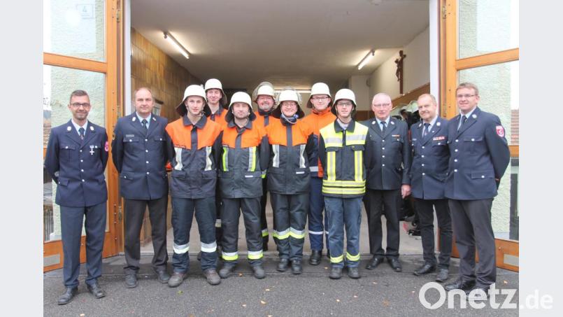 Ein dickes Lob erhalten die sieben Feuerwehrleute, die sich mit der erfolgreichen Zwischenprüfung für Einsätze qualifiziert haben. Bild: pi