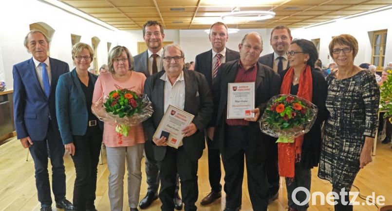 Für Ernst Gruber (Fünfter von links) und Peter Gruber (Vierter von rechts) gab es bei der SPD hohe Auszeichnungen. Gewürdigt wurde ihr Engagement für die Partei und für den Ort. Bild: nm