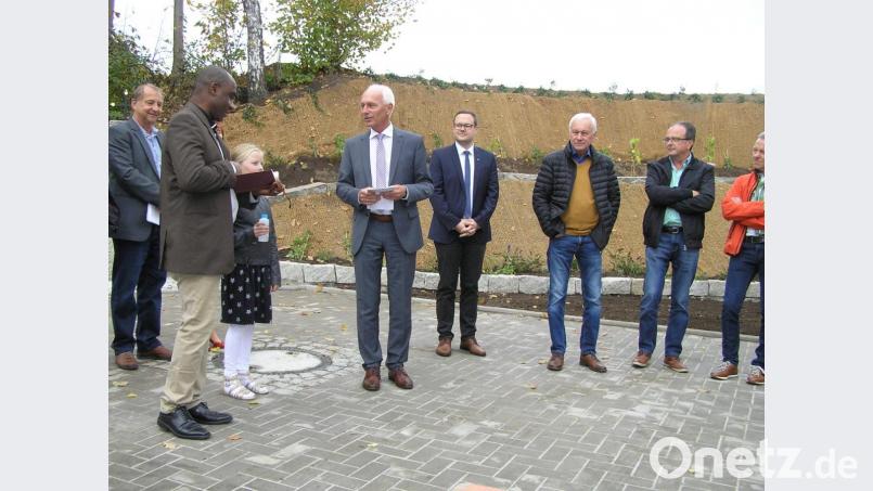 Neusorgs Bürgermeister Peter König (Vierter von links) begrüßte Pfarrer Dr. Paul Ezenwa (Zweiter von links), Christian Keller vom Amt für ländliche Entwicklung (Fünfter von links) sowie zahlreiche Gemeinderäte und Ortsbewohner von Wernersreuth zur Einweihung des Gemeinschaftshauses. Bild: öt