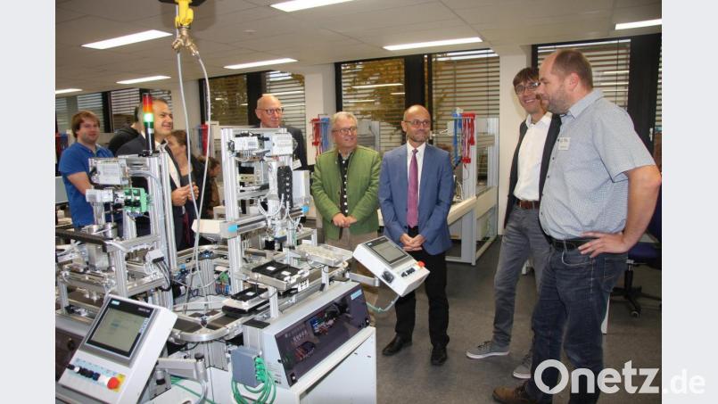Die neue Produktionsstraße wurde erst vor wenigen Tagen in Betrieb genommen. Roland Grillmeier, Dr. Hermann Körner, Toni Dutz, Alfred Scheidler und stellvertretender Schulleiter Thomas Metzler ließen sie sich von Jürgen Böckl (von links) im Detail erklären. Bild: wro
