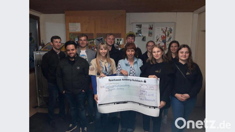 Vertreter der drei Ammersrichter Pfarrjugendverbände KJG, DPSG und Ministranten überreichten eine Spende an Ingrid Mallmann (vorne, Dritte von rechts), stellvertretende Vorsitzende des Tierschutzvereins. Bild: tne