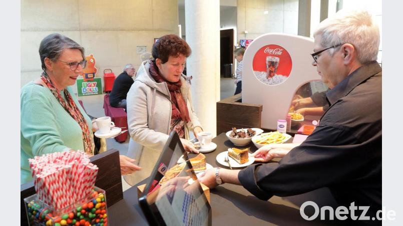 Die Amberger Cineplex-Besucher trugen mit Kaffee und Kuchen zum neuen Weltrekord bei. Bild: Wolfgang Steinbacher