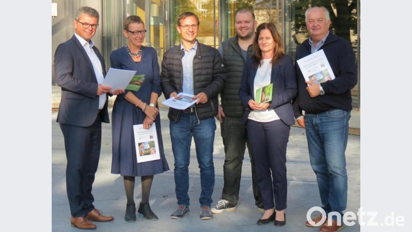 Sie freuen sich auf den Bodentag "Gesunder Boden - Gesunde Lebensmittel" am 27. November in der Schwarzachtalhalle: (von links) Bürgermeister Martin Birner, die Vorsitzende von Slow Food Deutschland, Dr. Ursula Hudson, der Gründer der Interessensgemeinschaft gesunder Boden, Franz Rösl, Martin Pongratz vom Restaurant "Esszimmer" , Hallen-Managerin Rosa Schafbauer und IG-Pressesprecher Josef Schönhammer. Bild: Köppl