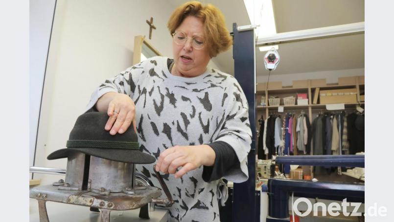 Renate Weidacher-Herzig dreht die Kurbel eines Hutweiters. Bild: Wolfgang Steinbacher
