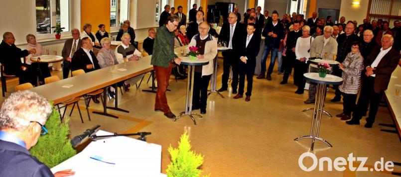 Fördervereinsvorsitzender Karl Arnold empfängt im Anschluss die Gäste zu einem Stehempfang in der Wirtschaftsschule. Bild: R. Kreuzer
