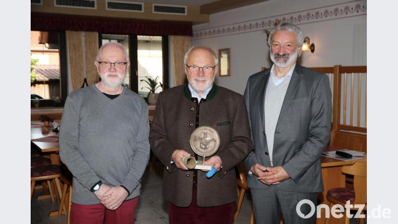 Der Vorsitzende der Literarischen Gesellschaft Pegnitzschäfer, Frithjof Schaebs (links) und Laudator Manfred Lehner (rechts) beglückwünschen den Träger der Ernst-Pflaumer-Plakette 2019, Dieter Radl. Bild: exb