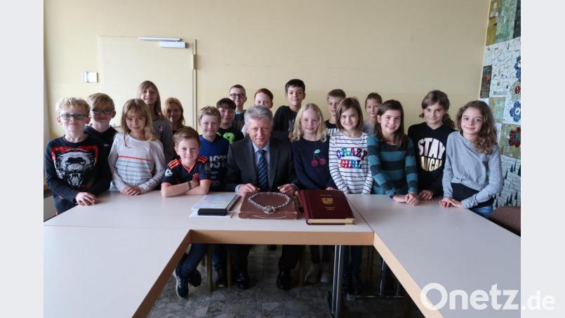 Die Mädchen und Buben der 4b mit Bürgermeister Lothar Müller. Bild: exb/Grundschule Plößberg