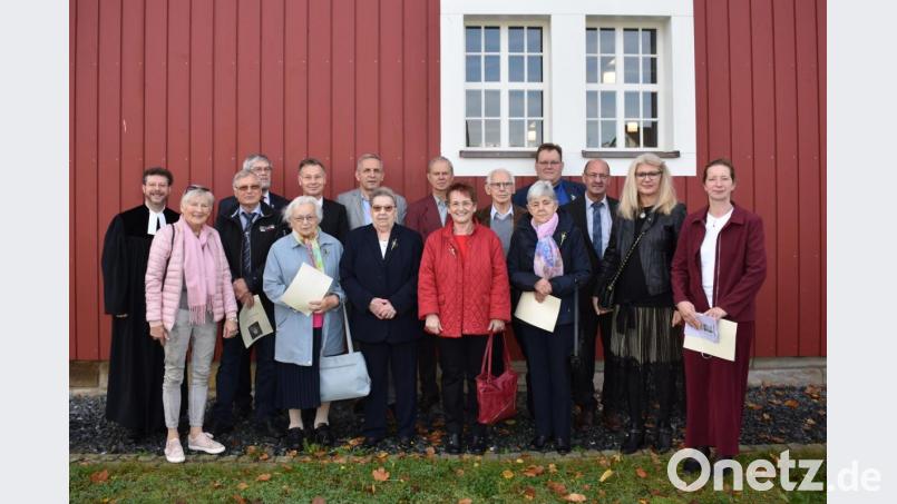15 einstige Konfirmanden feiern mit Pfarrer André Fischer (links) die Jubelkonfirmation in der Grafenwöhrer Michaelskirche. Bild: rgr